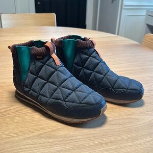 Teva Ember mid boots. Navy size 10